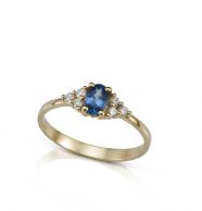טבעת אירוסין משובצת ספיר בצורת אובל ו-6 יהלומים צדדים