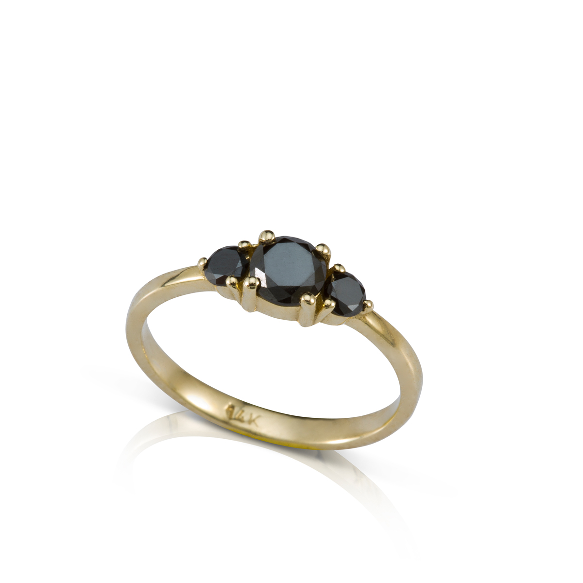 טבעת אירוסין משובצת יהלום שחור מרכזי ויהלומים שחורים צדדים