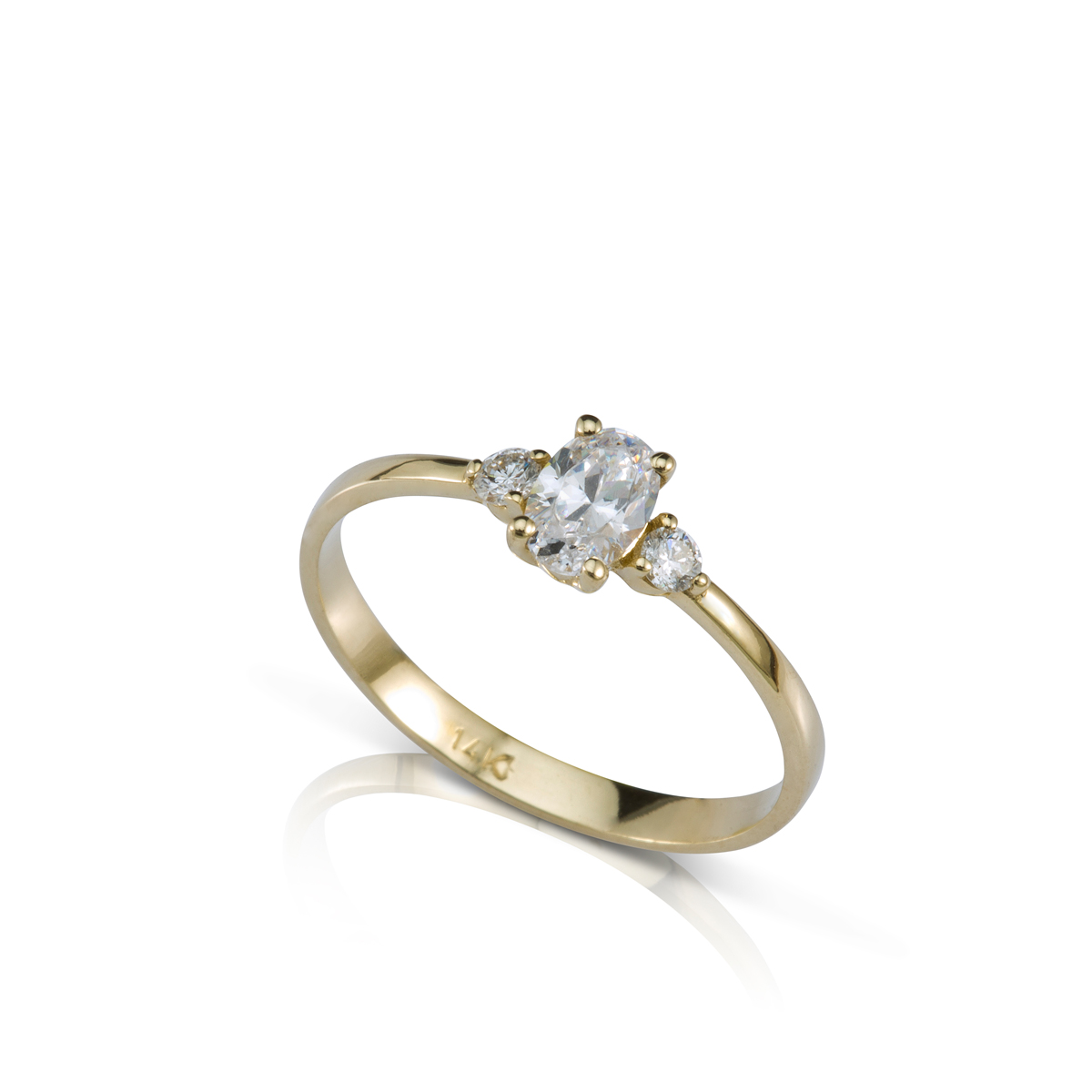 טבעת אירוסין משובצת יהלום 0.50ct אובלי ו-2 יהלומים צדדים