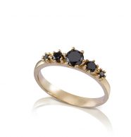 טבעת זהב משובצת 5 יהלומים שחורים