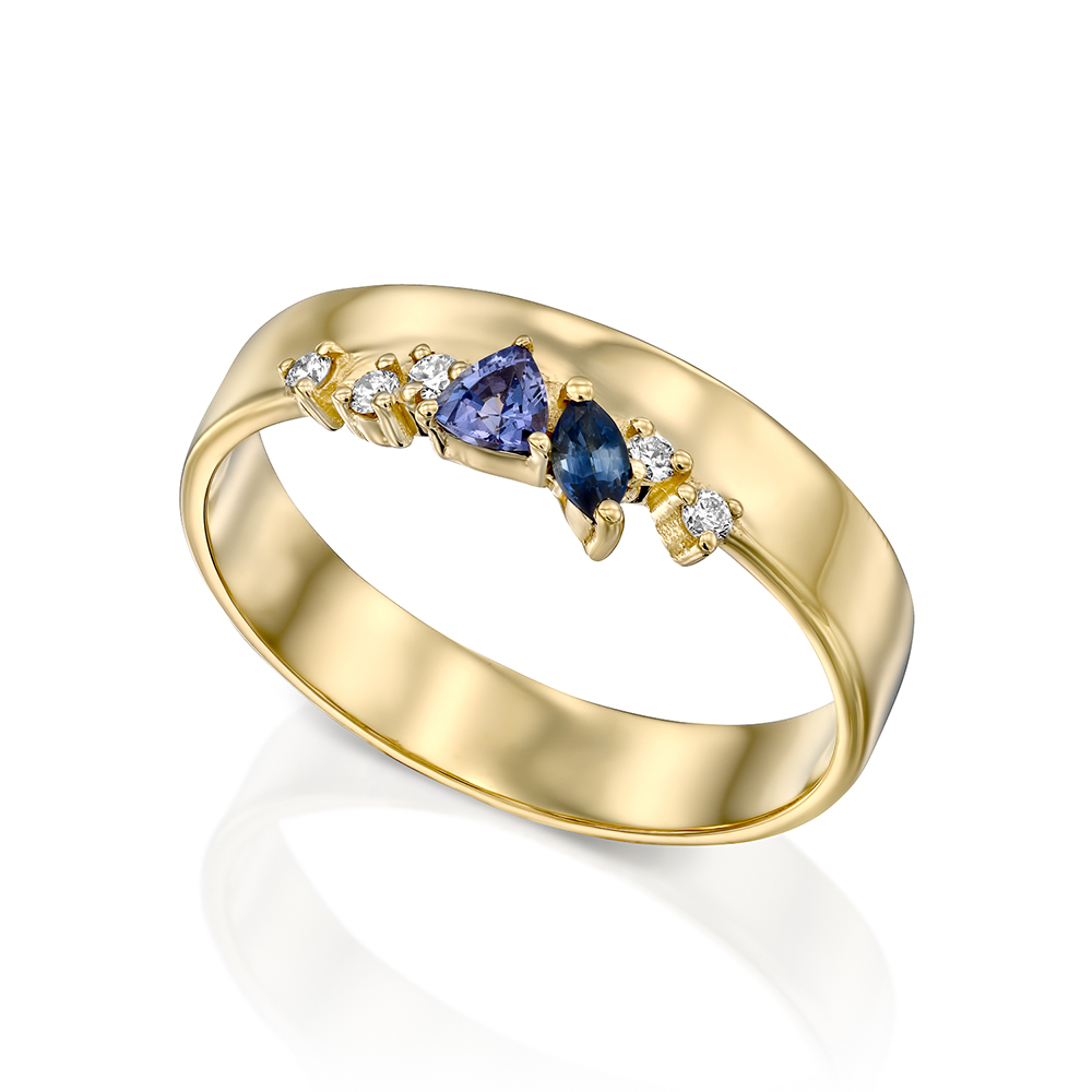טבעת זהב רחבה בשיבוץ א-סימטרי מיוחד של טנזנייט, ספיר ויהלומים