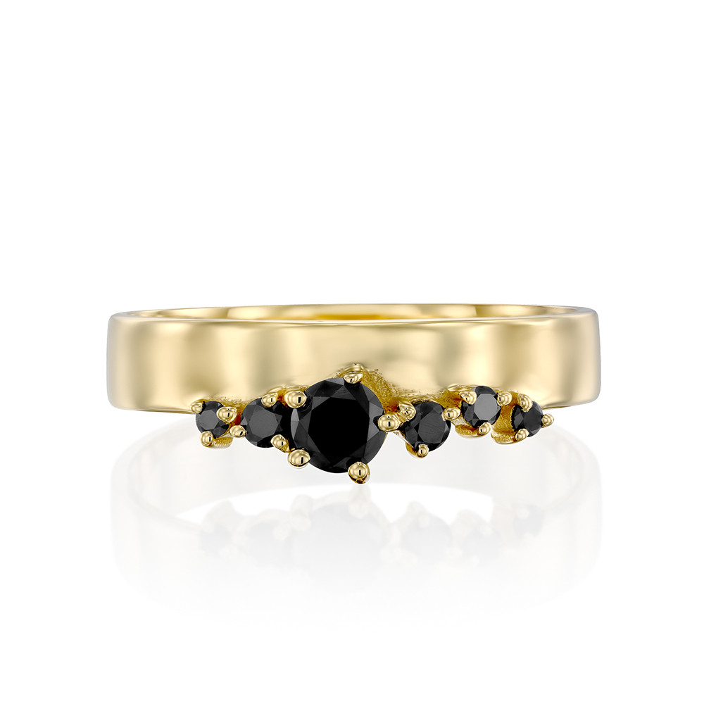 טבעת זהב רחבה בשיבוץ א-סימטרי מיוחד של יהלומים שחורים
